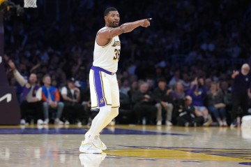 星空体育官方-加盟湖人，你果然大放异彩，三分和防守都拉满，最赚的签约引援|斯玛特|灰熊|奇才|东契奇|凯尔特人_新浪体育_新浪新闻