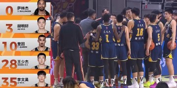 星空体育入口-菜鸡互啄！鬼才杜锋奇葩怪阵激活胡明轩，末节导演20-7逆转天津